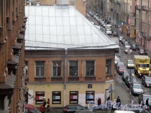 Кузнечный пер., дом 17 / Коломенская ул., дом 2. Общий вид здания со стороны Пушкинской улицы. Фото ноябрь 2011 года.