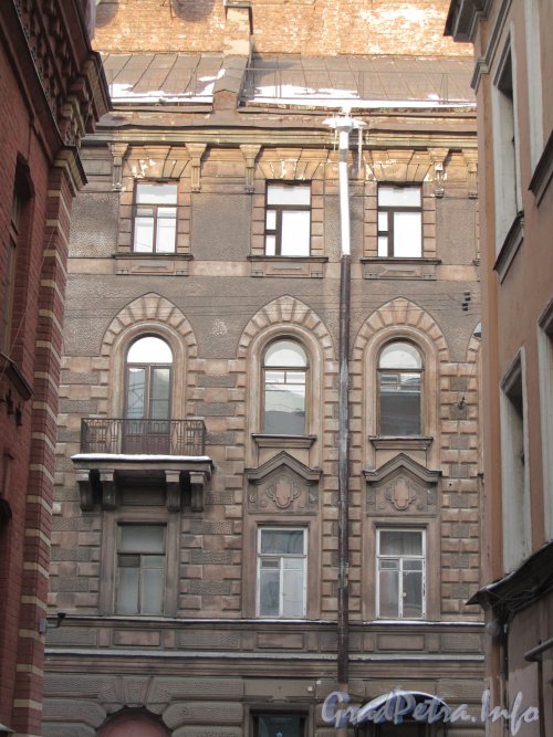 Лиговский пер., дом 4. Фрагмент фасада здания. Фото ноябрь 2011 года.