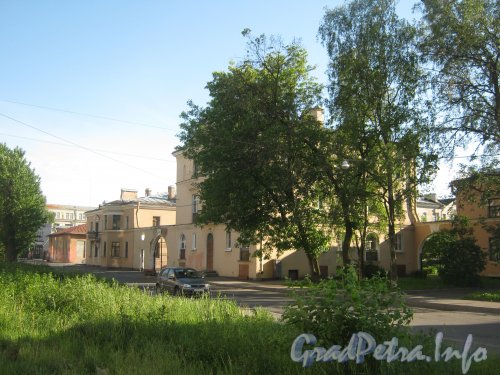 Майков пер., дом 5 (в центре) и дом 7 (слева). Общий вид со стороны дома 31а по Балтийской ул. Фото июнь 2012 г.