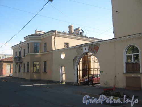 Майков пер., дом 7 (слева) и арка въезда во двор дома 5а. Фото июнь 2012 г. с Майкова пер.