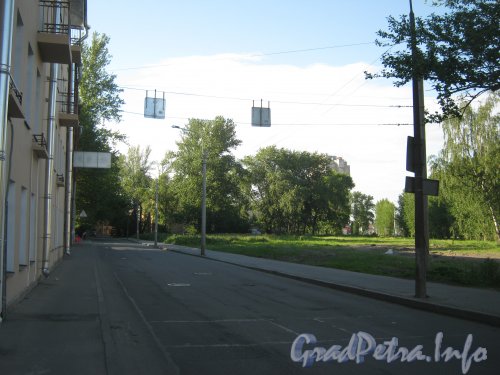 Перспектива Охотничьего переулка (около дома №9) от улицы Швецова в сторону Балтийской улицы. Фото июнь 2012 г.