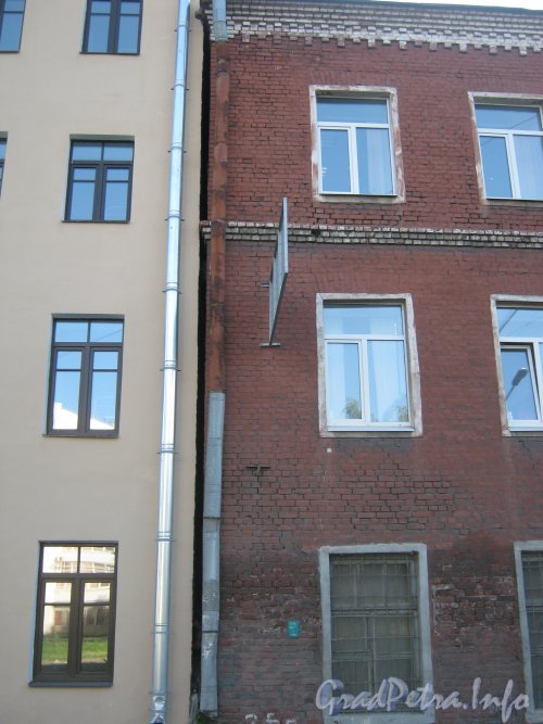 Брандмауэры дома №9 (слева) и дома №7 (справа) по Охотничьему переулку. Фото июнь 2012 г.