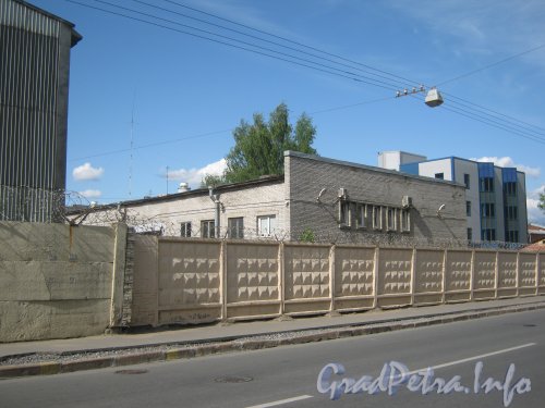 Майков пер., дом 9 (в центре). общий вид от дома 23 литера Б по ул. Швецова. Фото 29 мая 2012 г.