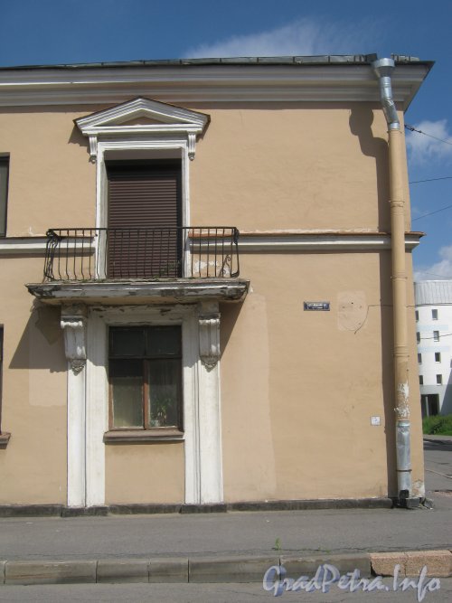 Тургеневский пер., дом 1. Угловая с Майковым пер. часть здания. Фото 25 июня 2012 г.