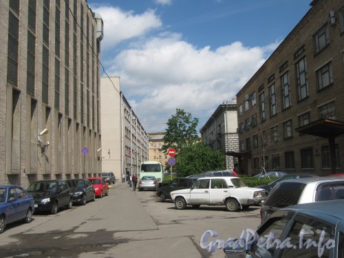 Урхов пер. от дома 3 (слева) в сторону ул. Швецова. Фото 25 июня 2012 г.