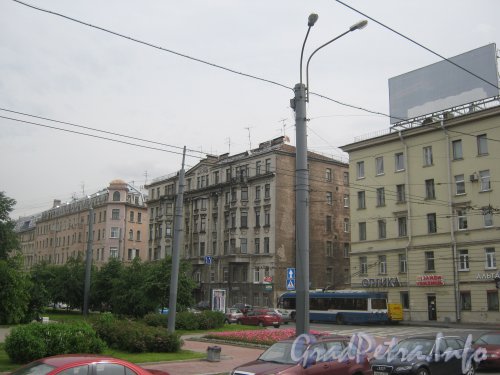 Пер. Талалихина, д. 3 (в центре Фото). Вид с проспекта Добролюбова. Фото 26 июня 2012 г.