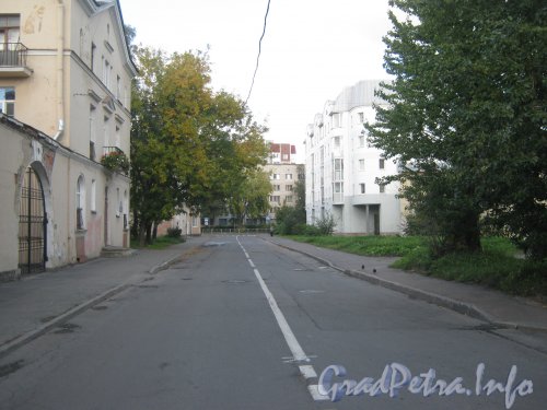 Майков переулок. Вид от Урюпина переулка в сторону Балтийской улицы. Фото 21 сентября 2012 г.
