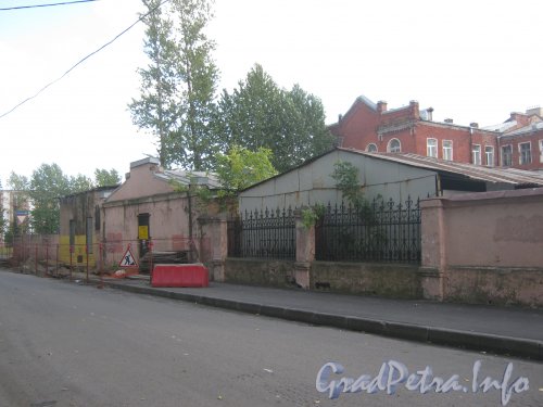 Сооружения по нечётной стороне Урюпина пер. Вид со стороны дома 6. Фото 21 сентября 2012 г.