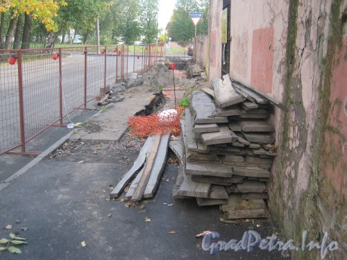 Урюпин переулок. Ремонтные работы на кабельной сети перед перекрёстком с Охотничьим переулком. Фото 21 сентября 2012 г.