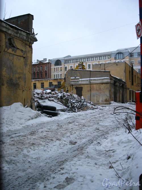 Иностранный пер, дом 6 (левый) и дом 4 (правый). Вид территории со стороны набережной Лейтенанта Шмидта. Фото 31 января 2013 года.