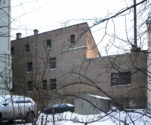 Иностранный пер., дом 6. Бранмауэр со стороны 14-й линии В.О. Фото 31 января 2013 года.
