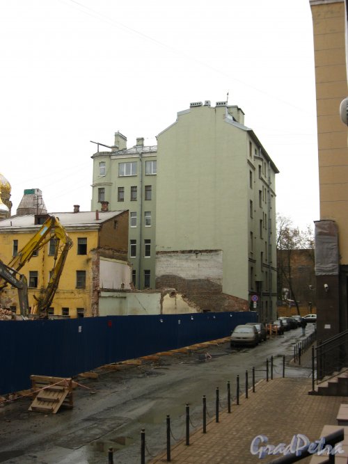 Иностранный переулок, дом 6. Слева виден ещё не снесённый, трехэтажный правый флигель здания. Фото  28 февраля 2013 года.