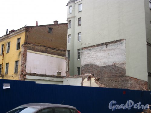 Иностранный пер., дом 6. Следы от снесенного правого, одноэтажного флигеля здания. Фото 28 февраля 2013 года.