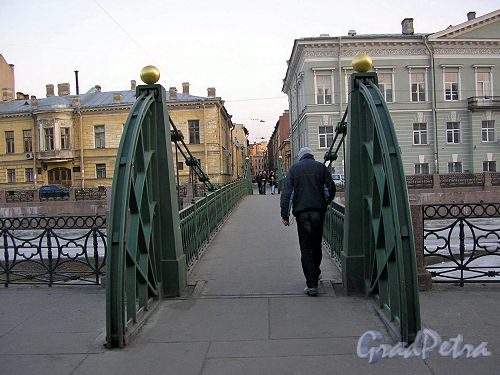 Вид Прачечного переулка от Почтамтского моста. Фото 2004 года.