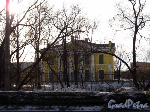 Расстанный переулок, дом 4, литера Е. Вид с набережной реки Волковки. Фото 8 марта 2013 г.