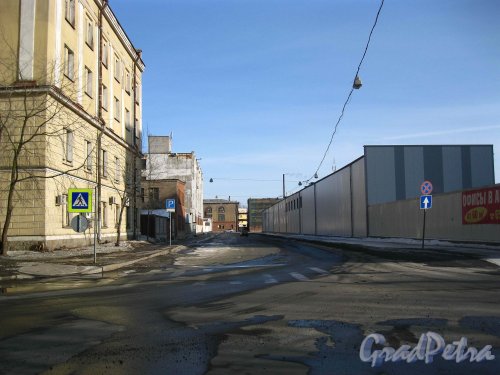 Перспектива Зеркального переулка от Мельничной улицы в сторону улицы Профессора Качалова. Фото 17 марта 2013 г.