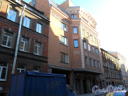 Люблинский переулок, дом 5 (в центре). Справа дома 3 и 1, слева дом 7. Фото 21 апреля 2013 г.