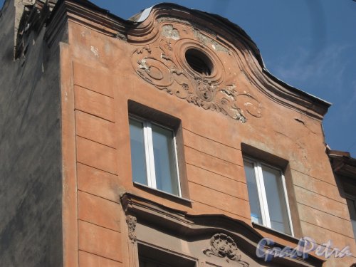 Басков пер., дом 32. Фрагмент фасада здания. Фото 4 августа 2013 г.