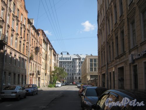 Басков переулок. перспектива от улицы Радищева в сторону Фонтанной улицы. Фото 4 августа 2013 г.