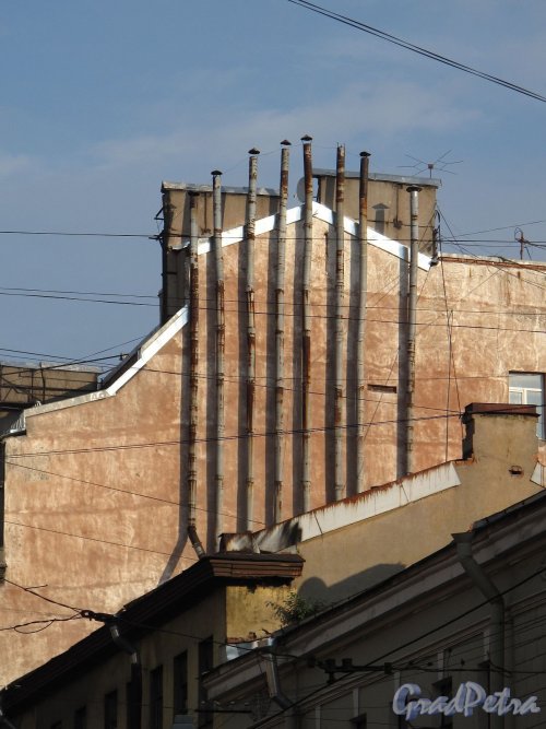 Кузнечный пер. Вид на жилую застройку стороны ул. Марата. Фото июль 2012 г.