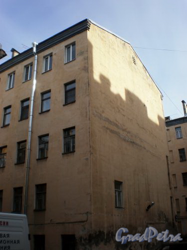 Дегтярный пер., д. 22, лит. В. Фрагмент фасада здания. Фото апрель 2009 г.