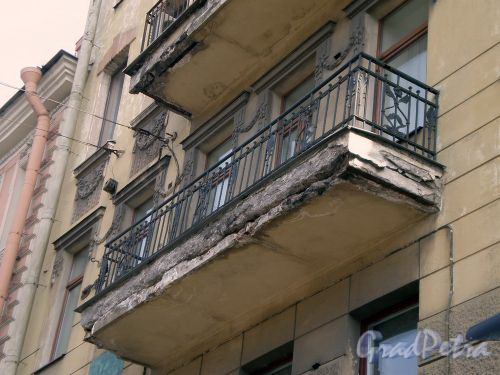 Заячий пер., д. 2/Суворовский пр., д. 51. Балкон на фасаде по Суворовскому проспекту Апрель 2009 г.