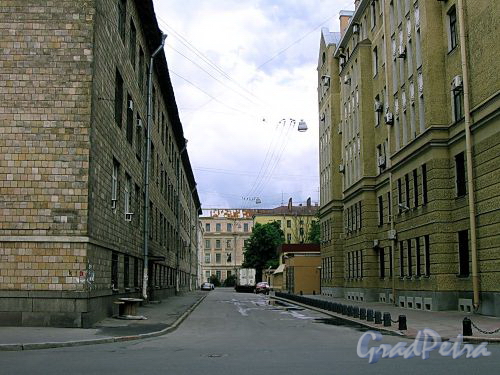 Перспектива Ревельского переулка от Курляндской ул. в сторону Рижского пр.. Фото июль 2009 г.