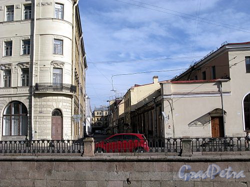 Перспектива Москательного переулка от набережной канала Грибоедова. Фото июль 2009 г. 