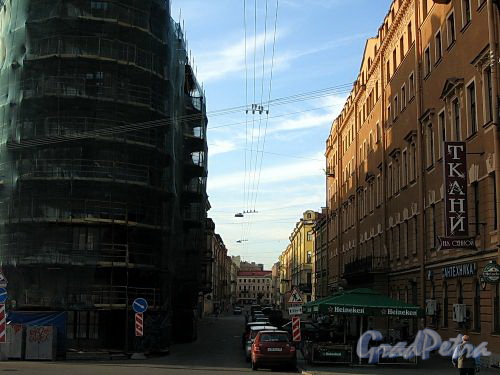 Перспектива Столярного переулка от набережной канала Грибоедова в сторону Казанской улицы. Фото август 2009 г.