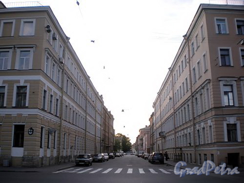 Перспектива Дровяного переулка от проспекта Римского-Корсакова в сторону набережной реки Пряжки. Фото август 2009 г.