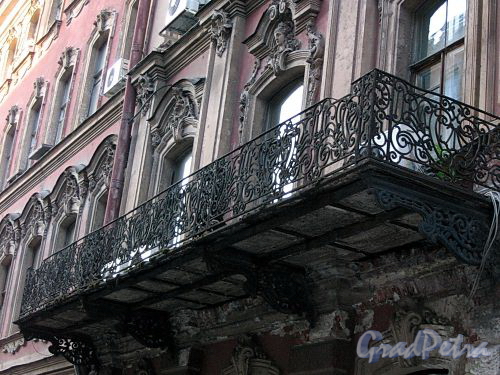 Замятин пер., д. 4. Доходный дом И.О. Утина. Решетка балкона. Фото июль 2009 г.