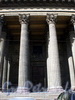 Казанская пл., д. 2. Фрагмент колоннады Казанского собора. Фото май 2009 г.