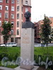 Памятник-бюст Володе Ермаку на площади Кулибина. Фото август 2009 г.