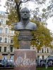 Памятник-бюст Джакомо Кваренги на Манежной площади. Фото октябрь 2009 г.