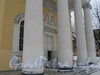 Преображенская пл., д. 1. Спасо-Преображенский собор. Колонны портика центрального входа. Фото февраль 2010 г.