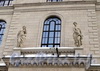 Пл. Островского, д. 2 А. Здание гостиницы. Скульптурная группа. Фото январь 2011 г.