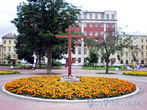 Поклонный крест на месте разрушенной церкви во имя Воскресения Христова на площади Кулибина. Фото август 2009 г.