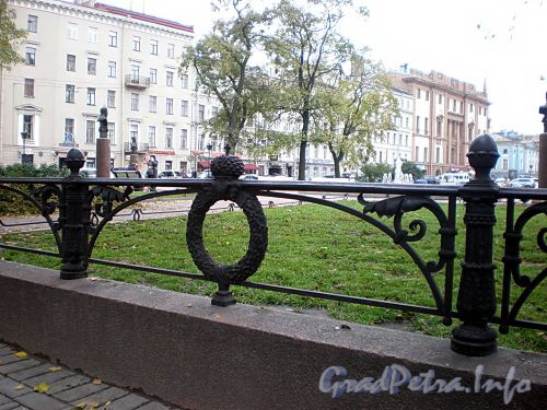 Фрагмент ограды сквера Манежной площади. Фото октябрь 2009 г.