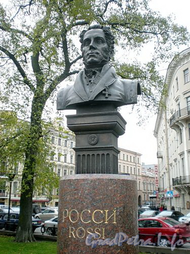 Памятник-бюст Карло Росси на Манежной площади. Фото октябрь 2009 г.