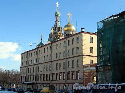 Конюшенная пл., д. 2 (левая часть) / наб. канала Грибоедова, д. 3. Здание бывшего комплекса Придворного конюшенного ведомства. Фасад по площади. Фото март 2010 г.