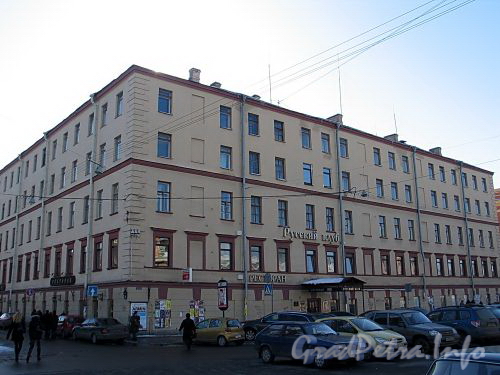 Конюшенная пл., д. 2 (левая часть) / наб. канала Грибоедова, д. 3. Здание бывшего комплекса Придворного конюшенного ведомства. Общий вид. Фото март 2010 г.