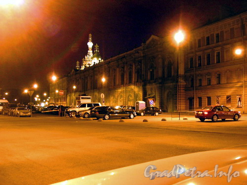 Вид площади в ночном освещение.