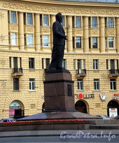 Памятник Калинину М.И. на площади Калинина. Фото июнь 2009 г.