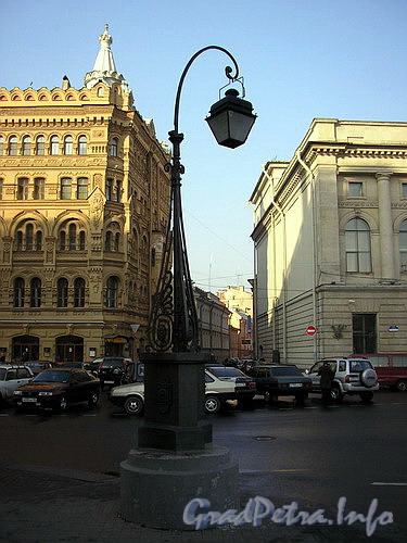 Фонарь перед Александринским театром.