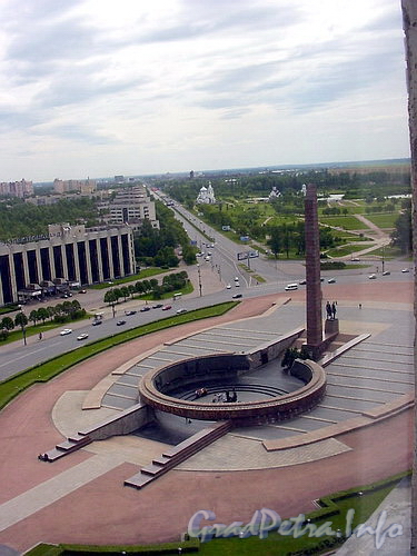 Вид на монумент героическим защитникам Ленинграда.