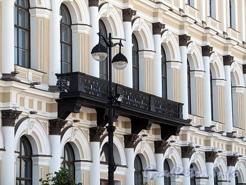 Исаакиевская пл., д. 13. Фрагмент фасада с балконом. Фото июнь 2010 г.