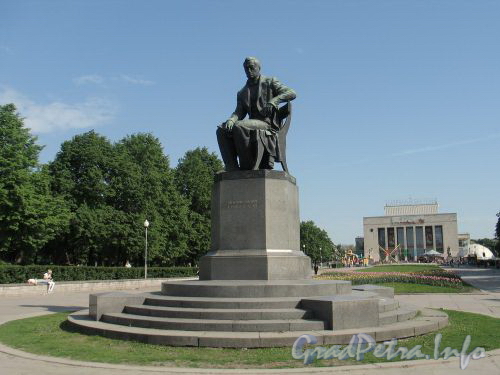Памятник А.С. Грибоедову на Пионерской площади. Фото май 2010 г.