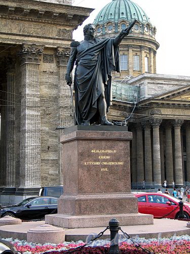 Памятник М.И. Кутузову на Казанской площади у Казанского собора. Фото август 2010 г.