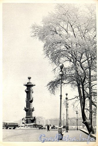 На стрелке Васильевского острова. Фото А. Скороспехова, 1966 г. (старая открытка)