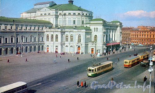 Театральная площадь. Фото В. Стукалова, 1972 г. (старая открытка)